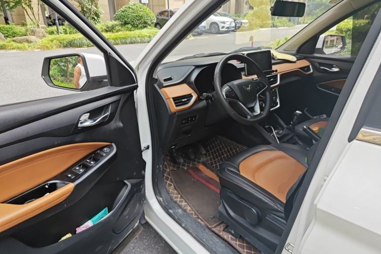 Used Wuling Hongguang S3 2019 1.5L Manual Luxury Model China VI Standard Driver Seat
