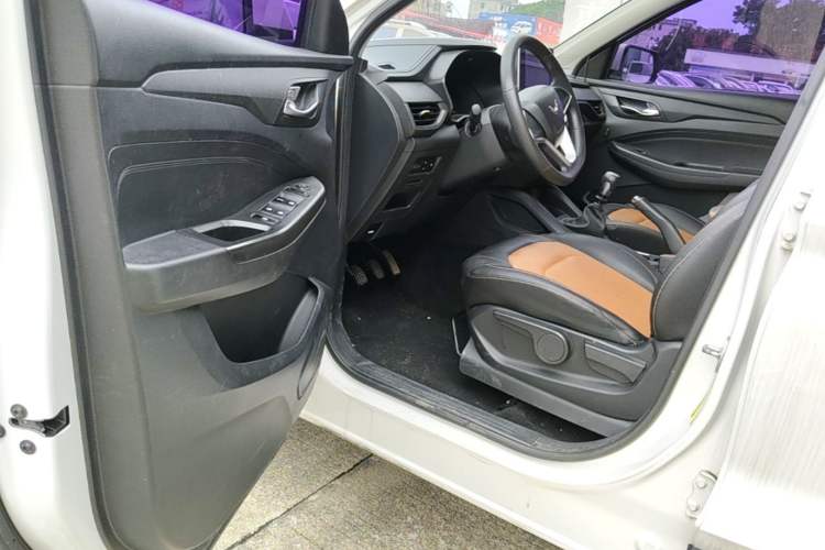 Used Wuling Hongguang S3 2019 1.5L Manual Comfort Model China VI Standard Driver Seat