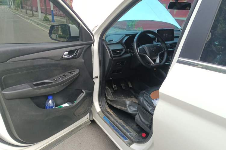 Used Wuling Hongguang S3 2019 1.5L Manual Comfort Model China VI Standard Driver Seat