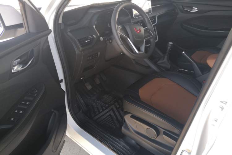 Used Wuling Hongguang S3 2019 1.5L Manual Comfort Model China VI Standard Driver Seat