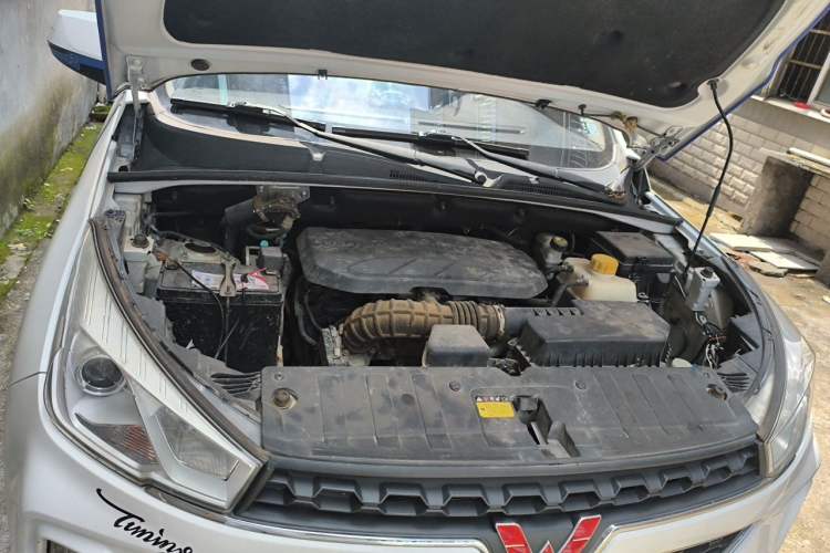 Used Wuling Hongguang S3 2019 Automatic Clutch Version 1.5L Manual Luxury Model China V Standard Engine Bay