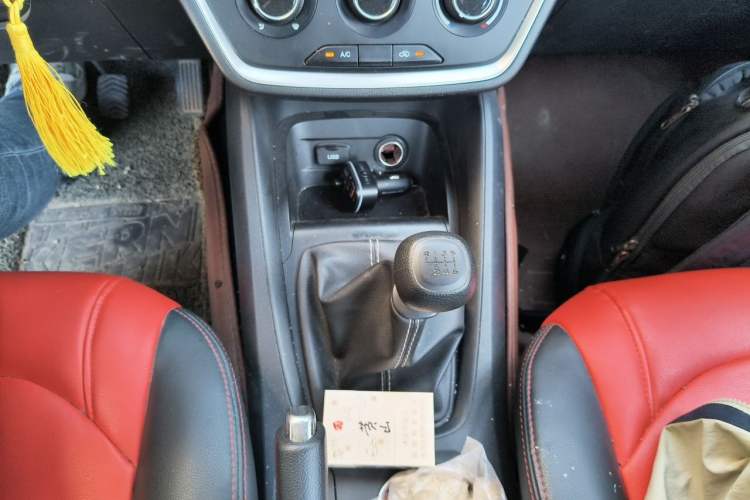 Used Wuling Hongguang S3 2019 1.5L Manual Standard Version China VI Standard Gear Lever