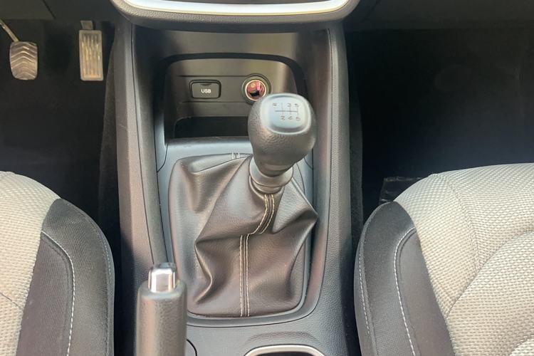 Used Wuling Hongguang S3 2019 1.5L Manual Standard Version China VI Standard Gear Lever