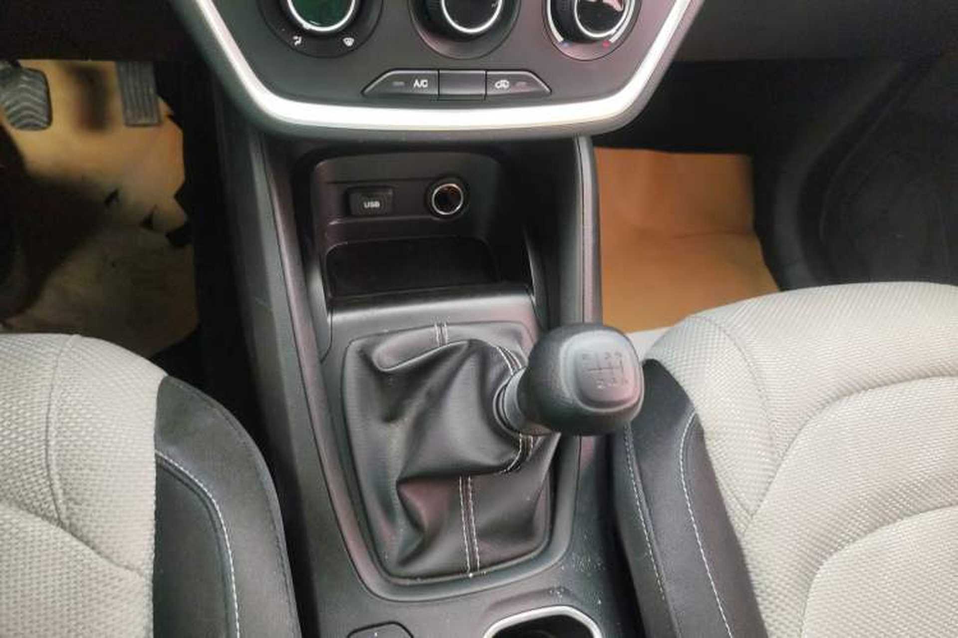 Used Wuling Hongguang S3 2019 1.5L Manual Standard Version China VI Standard Gear Lever