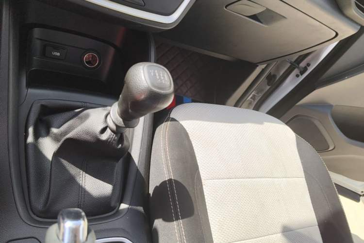 Used Wuling Hongguang S3 2019 1.5L Manual Standard Version China VI Standard Gear Lever