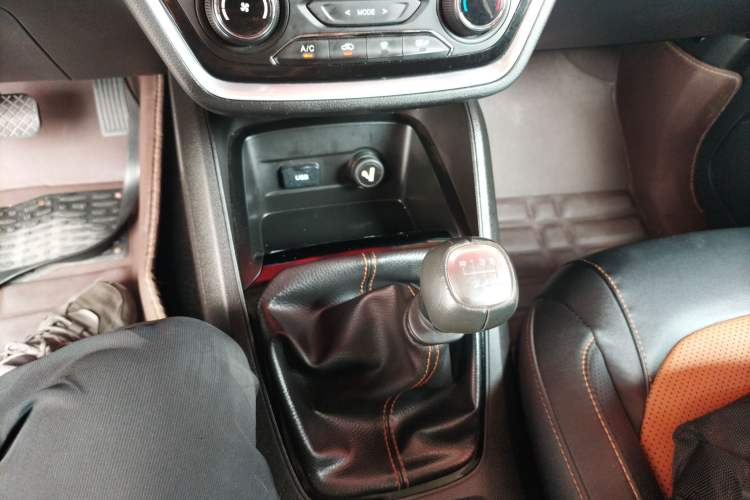 Used Wuling Hongguang S3 2019 Automatic Clutch Version 1.5L Manual Luxury Model China V Standard Gear Lever
