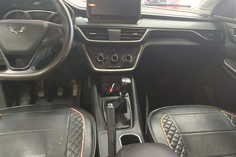 Used Wuling Hongguang S3 2019 1.5L Manual Standard Version China VI Standard Gear Lever
