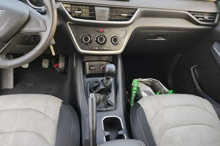 Used Wuling Hongguang S3 2019 1.5L Manual Standard Version China VI Standard Gear Lever