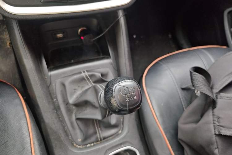 Used Wuling Hongguang S3 2019 1.5L Manual Standard Version China VI Standard Gear Lever
