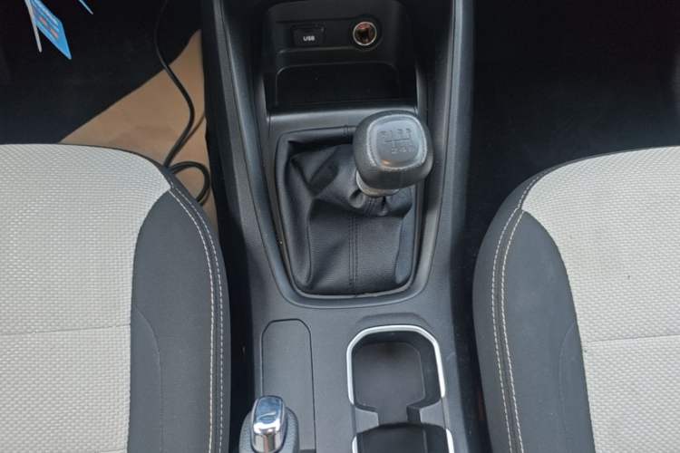 Used Wuling Hongguang S3 2019 1.5L Manual Standard Version China VI Standard Gear Lever