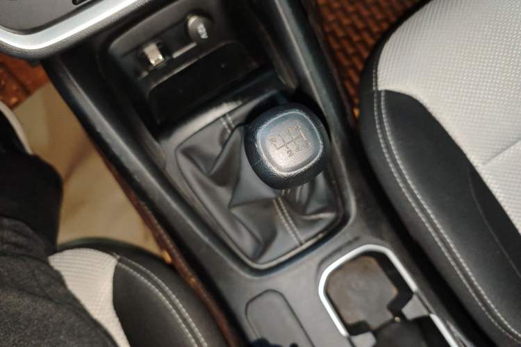 Used Wuling Hongguang S3 2019 1.5L Manual Standard Version China VI Standard Gear Lever