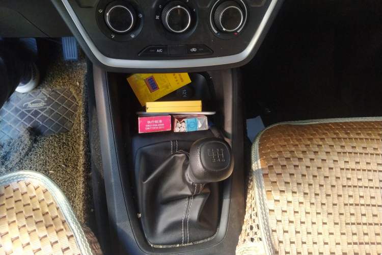 Used Wuling Hongguang S3 2019 1.5L Manual Standard Version China VI Standard Gear Lever