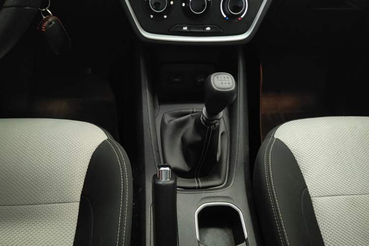 Used Wuling Hongguang S3 2019 1.5L Manual Standard Version China VI Standard Gear Lever