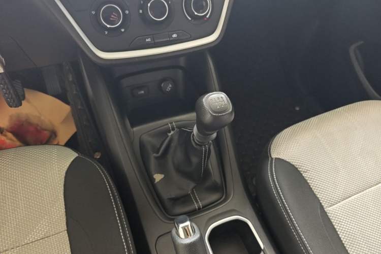 Used Wuling Hongguang S3 2019 1.5L Manual Standard Version China VI Standard Gear Lever