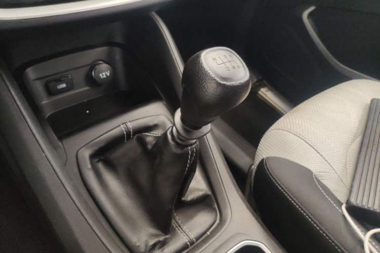 Used Wuling Hongguang S3 2019 1.5L Manual Standard Version China VI Standard Gear Lever
