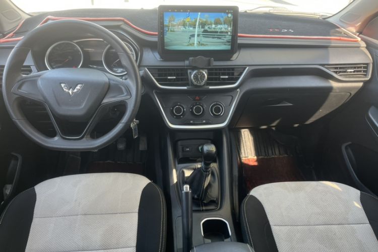 Used Wuling Hongguang S3 2019 1.5L Manual Standard Version China VI Standard Interior 1