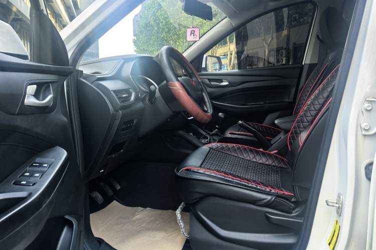 Used Wuling Hongguang S3 2019 1.5L Manual Standard Version China VI Standard Interior 1