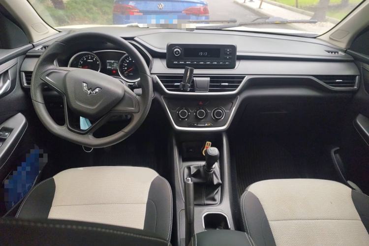 Used Wuling Hongguang S3 2019 1.5L Manual Standard Version China VI Standard Interior 2