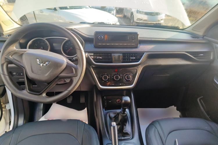 Used Wuling Hongguang S3 2019 1.5L Manual Standard Version China VI Standard Interior 2