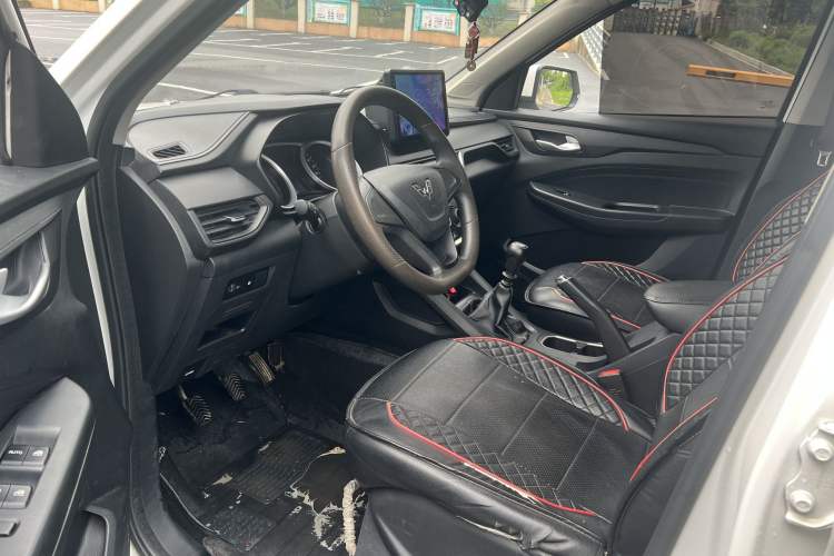 Used Wuling Hongguang S3 2019 1.5L Manual Standard Version China VI Standard Interior 2