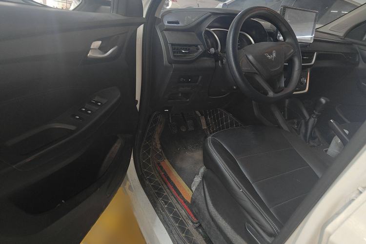 Used Wuling Hongguang S3 2019 1.5L Manual Standard Version China VI Standard Interior 2