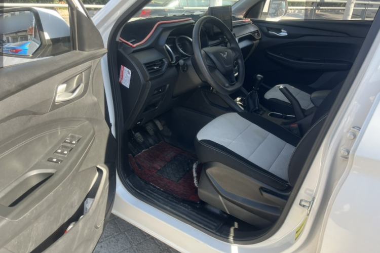 Used Wuling Hongguang S3 2019 1.5L Manual Standard Version China VI Standard Interior 3