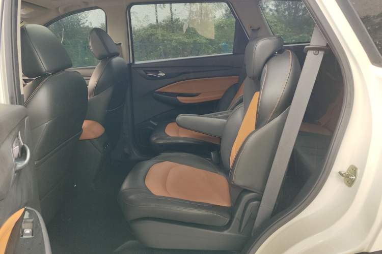 Used Wuling Hongguang S3 2019 Automatic Clutch Version 1.5L Manual Luxury Model China V Standard Interior 4