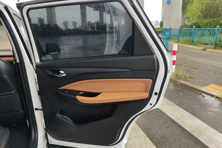 Used Wuling Hongguang S3 2019 Automatic Clutch Version 1.5L Manual Luxury Model China V Standard Interior 6