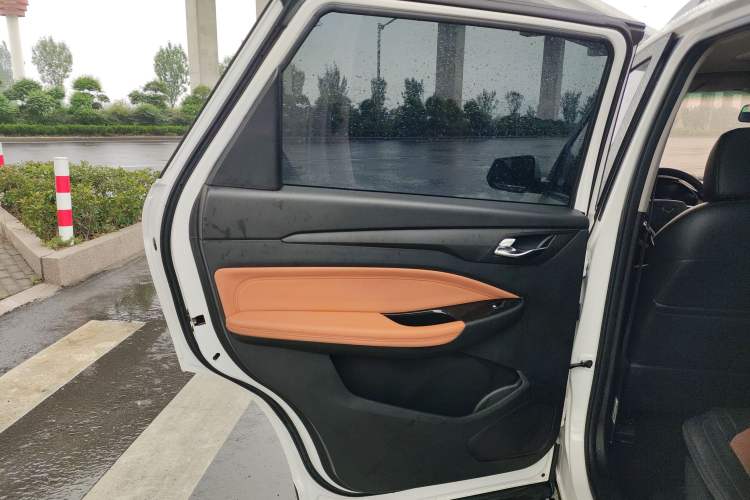 Used Wuling Hongguang S3 2019 Automatic Clutch Version 1.5L Manual Luxury Model China V Standard Interior 8