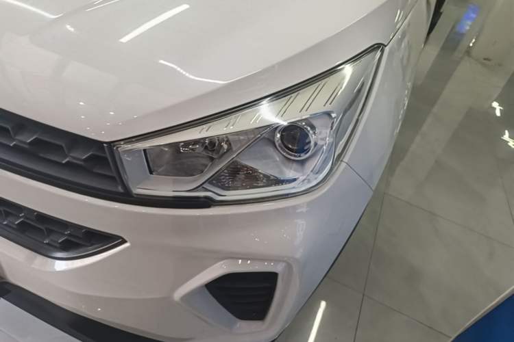 Used Wuling Hongguang S3 2019 1.5L Manual Standard Version China VI Standard Left Front Headlight