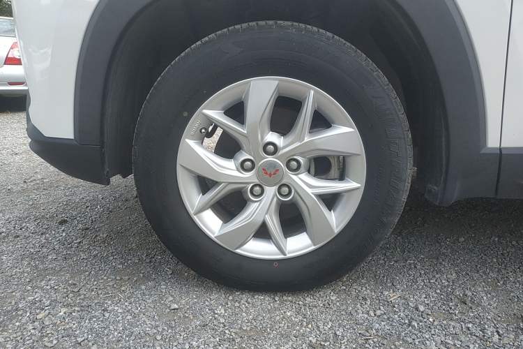 Used Wuling Hongguang S3 2019 1.5L Manual Standard Version China VI Standard Left Front Wheel Hub
