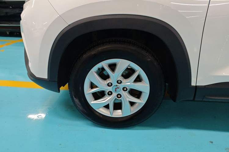 Used Wuling Hongguang S3 2019 1.5L Manual Standard Version China VI Standard Left Front Wheel Hub