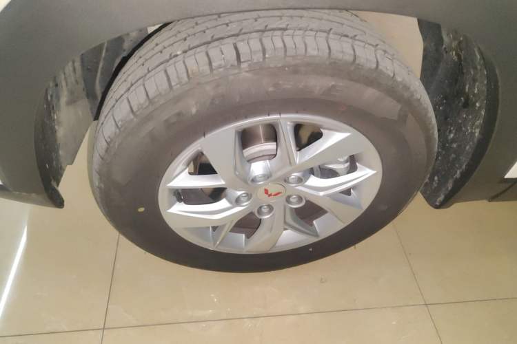 Used Wuling Hongguang S3 2019 1.5L Manual Standard Version China VI Standard Left Front Wheel Hub