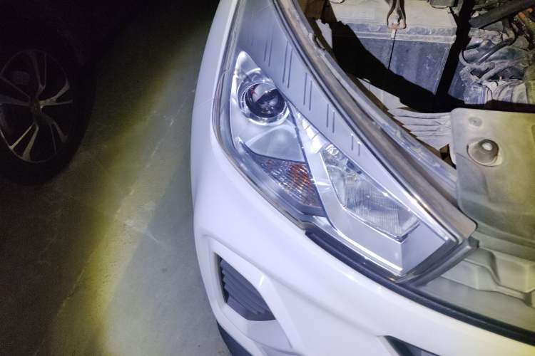 Used Wuling Hongguang S3 2019 1.5L Manual Standard Version China VI Standard Right Front Headlight