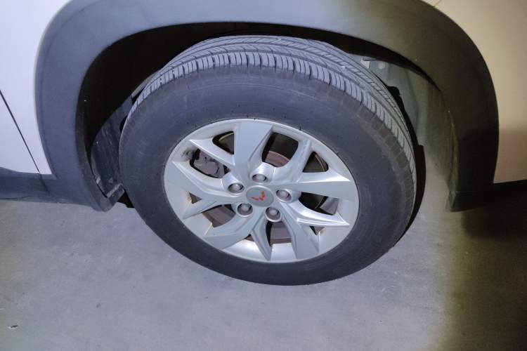 Used Wuling Hongguang S3 2019 1.5L Manual Standard Version China VI Standard Right Front Wheel Hub