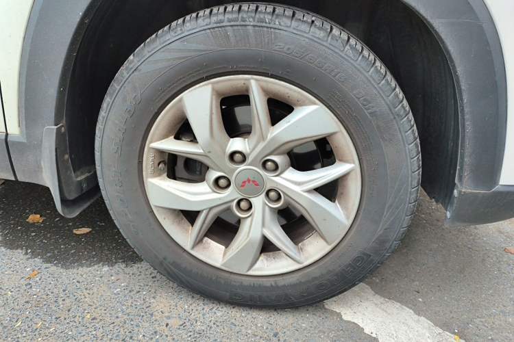 Used Wuling Hongguang S3 2019 Automatic Clutch Version 1.5L Manual Luxury Model China V Standard Right Front Wheel Hub