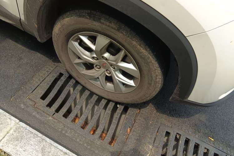Used Wuling Hongguang S3 2019 1.5L Manual Standard Version China VI Standard Right Front Wheel Hub