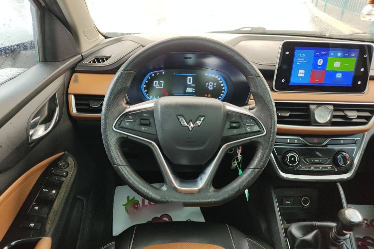 Used Wuling Hongguang S3 2019 Automatic Clutch Version 1.5L Manual Luxury Model China V Standard Steering Wheel