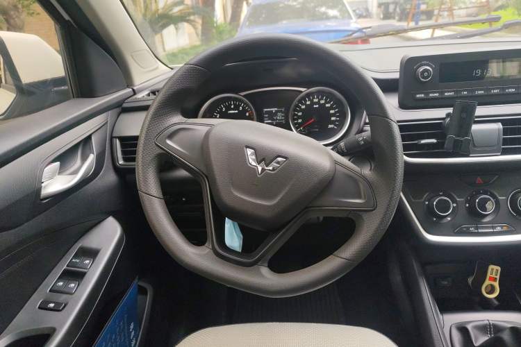 Used Wuling Hongguang S3 2019 1.5L Manual Standard Version China VI Standard Steering Wheel