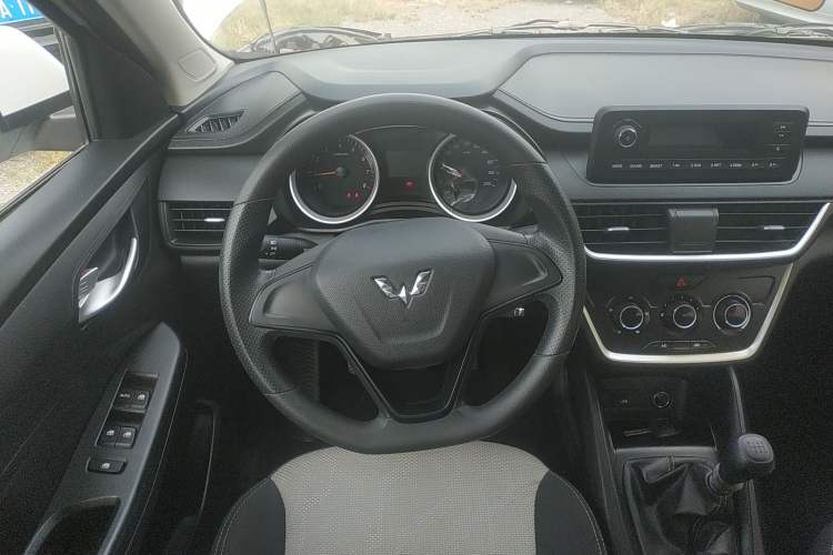 Used Wuling Hongguang S3 2019 1.5L Manual Standard Version China VI Standard Steering Wheel