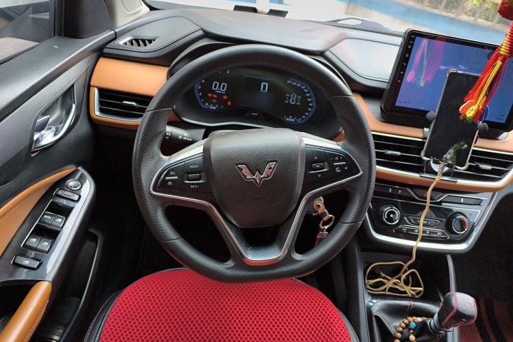 Used Wuling Hongguang S3 2019 Automatic Clutch Version 1.5L Manual Luxury Model China V Standard Steering Wheel