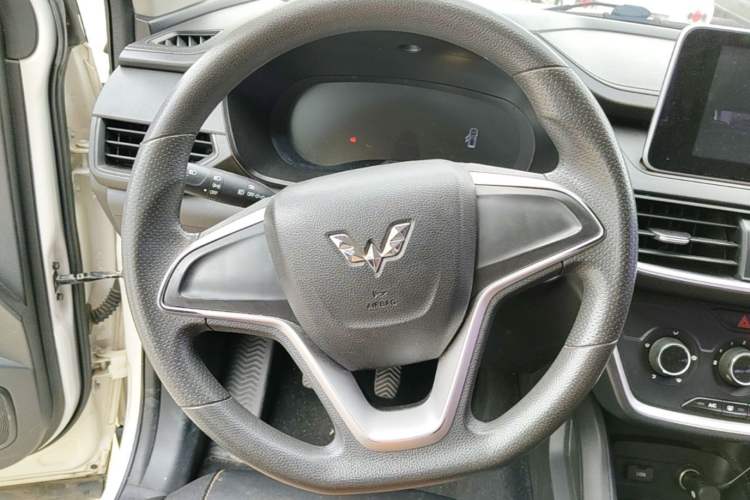Used Wuling Hongguang S3 2019 1.5L Manual Comfort Model China VI Standard Steering Wheel