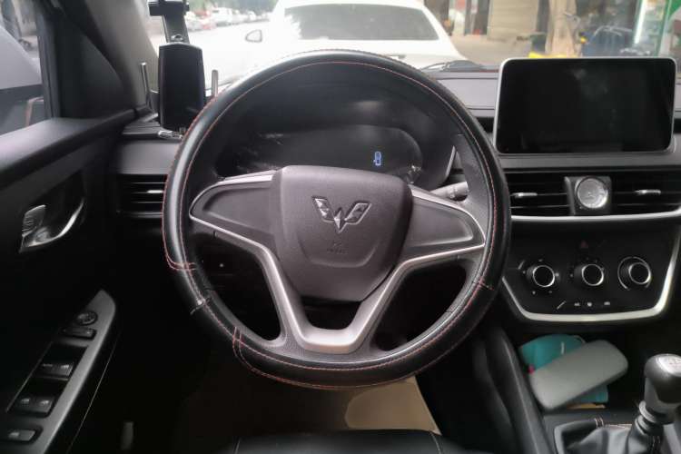 Used Wuling Hongguang S3 2019 1.5T Manual Comfort Edition China VI Standard Steering Wheel