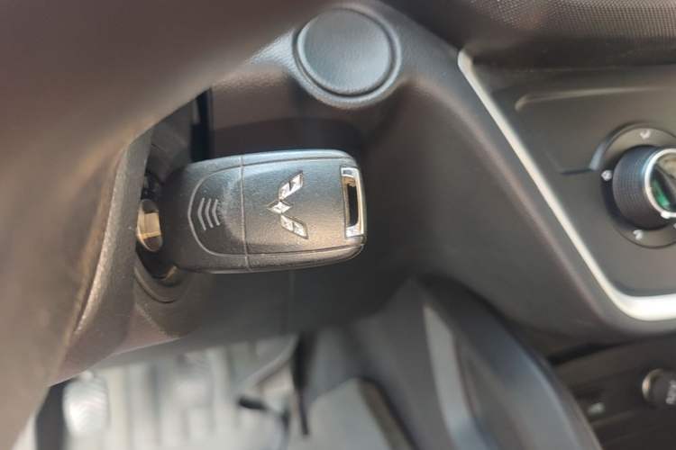 Used Wuling Hongguang S3 2019 1.5L Manual Comfort Model China VI Standard Vehicle Key