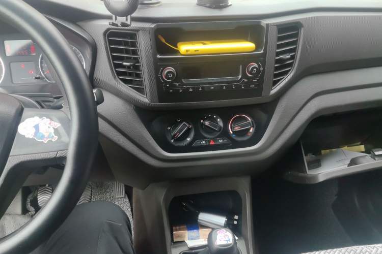Used Wuling Hongguang V 2022 1.5L Jingqu Edition Electric-Assist LAR Audio And AC Panel
