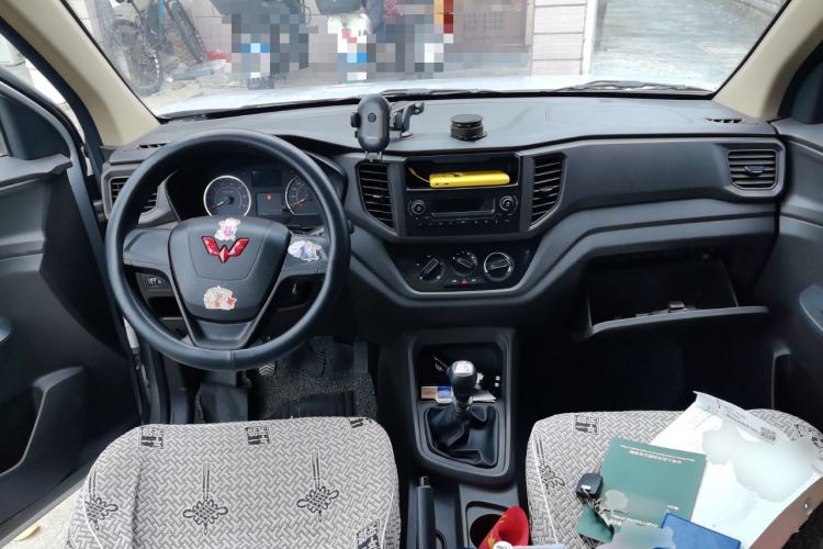 Used Wuling Hongguang V 2022 1.5L Jingqu Edition Electric-Assist LAR Center Console