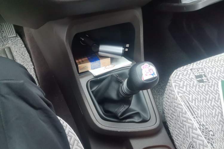 Used Wuling Hongguang V 2022 1.5L Jingqu Edition Electric-Assist LAR Gear Lever