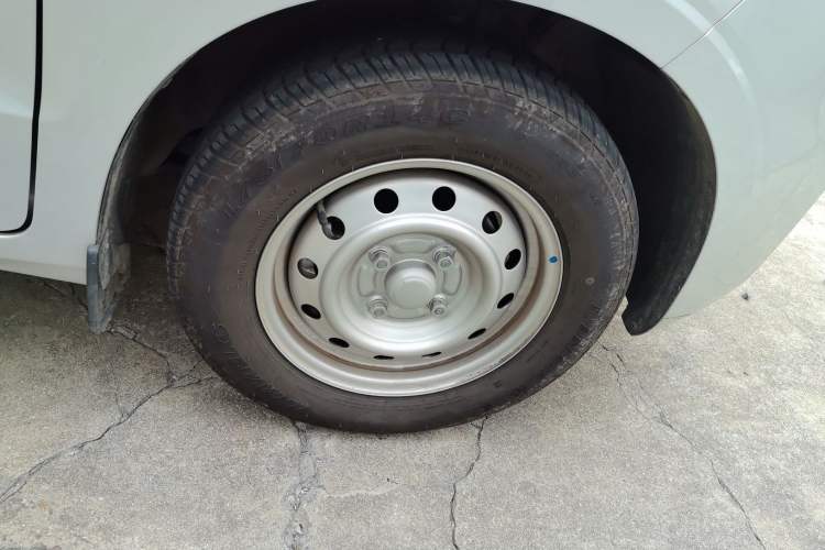 Used Wuling Hongguang V 2022 1.5L Jingqu Edition Electric-Assist LAR Right Front Wheel Hub