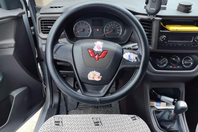 Used Wuling Hongguang V 2022 1.5L Jingqu Edition Electric-Assist LAR Steering Wheel