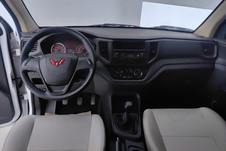 Used Wuling Hongguang V 2022 1.5L Jingqu Edition Electric-Assist LAR Center Console
